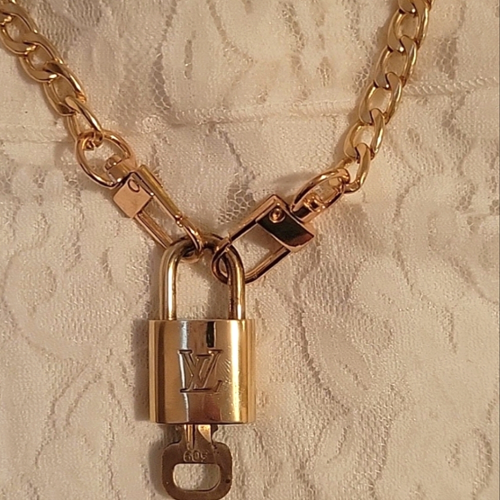 🔐 Louis Vuitton #309 LV Padlock & Key Set w/ Curb Link Gold-tone Necklace NEW! - Picture 6 of 7